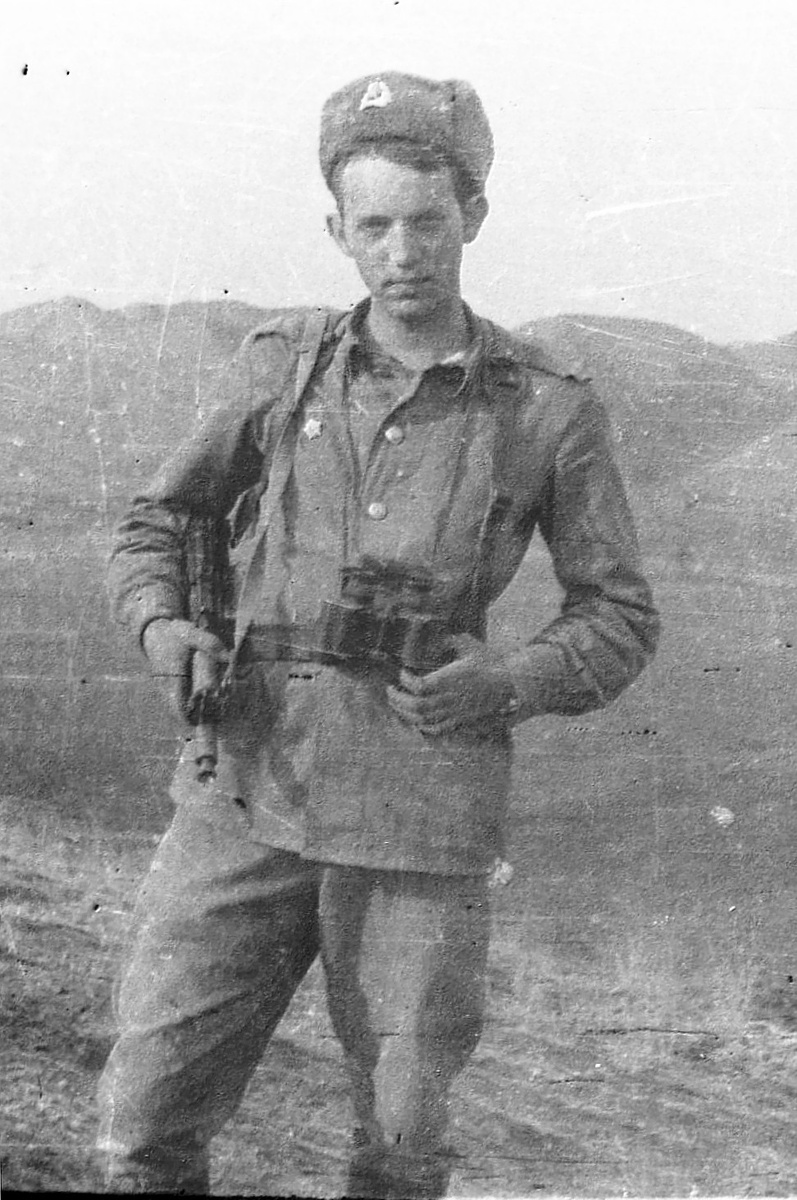 АКСУ - не мой, а Саши Якимова, из взвода управления. А за мной, за зелёнкой, как раз сопки, где действовали духи. Да, и шапка с загнутой кокардой - тоже не моя. А в остальном -это я. Точно я!