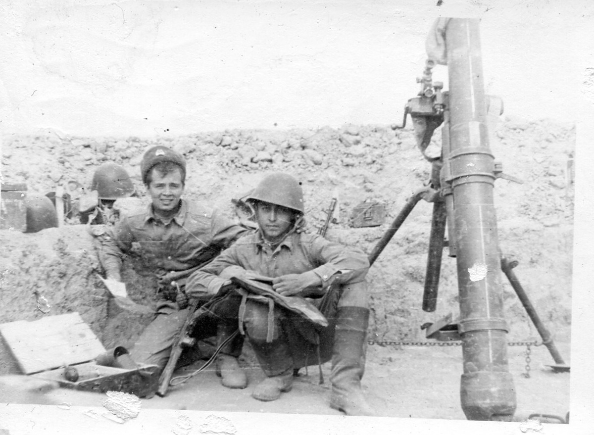 Окоп моего миномёта под Гармачём. Слева: подносчик 6-го расчёта Андрей Зеленин, справа, мой наводчик Ильдар Гарайшин.
Почта пришла. Ящик с феньками у нас на позиции был, ведь мы были на передке, но вот так на поясе мы их не носили. Андрюшкин выпендрёж, Царствия ему...