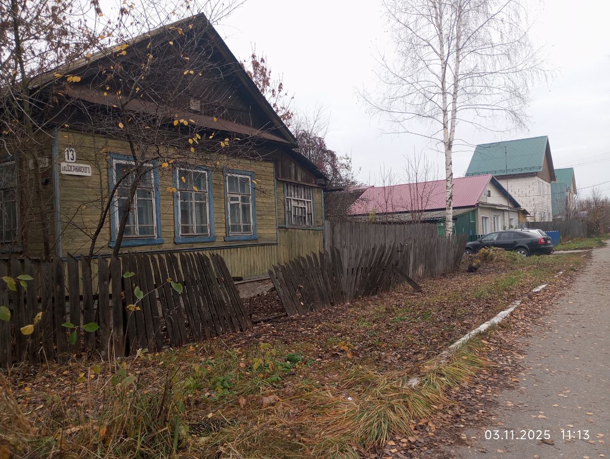 Вот такие развалюхи стоят практически в центре города(