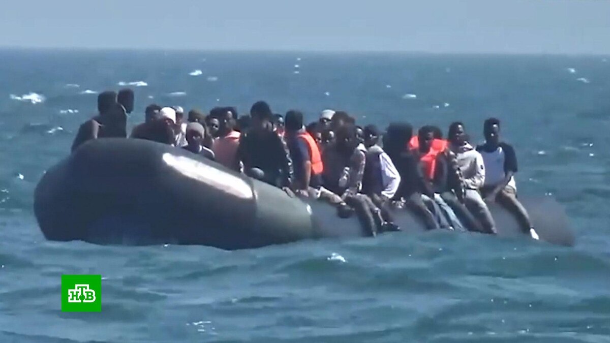    Британия не в силах остановить толпы прибывающих на надувных лодках мигрантов