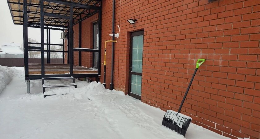    Лопатой больше спину не надрываю: соседка-холостячка рассказала, как справляется со снегом без мужа