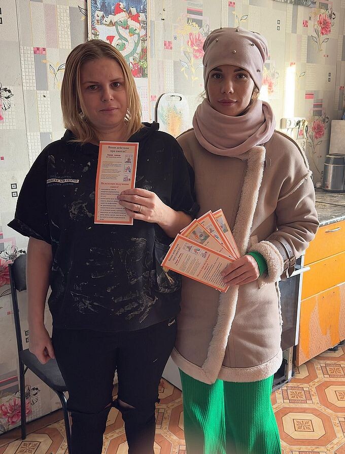 Лёдова Валентина Николаевна вручила женщине буклет «Пожарная безопасность в быту»