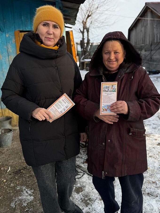 Заречнева Лариса Павловна вручила женщине буклет «Пожарная безопасность в быту»