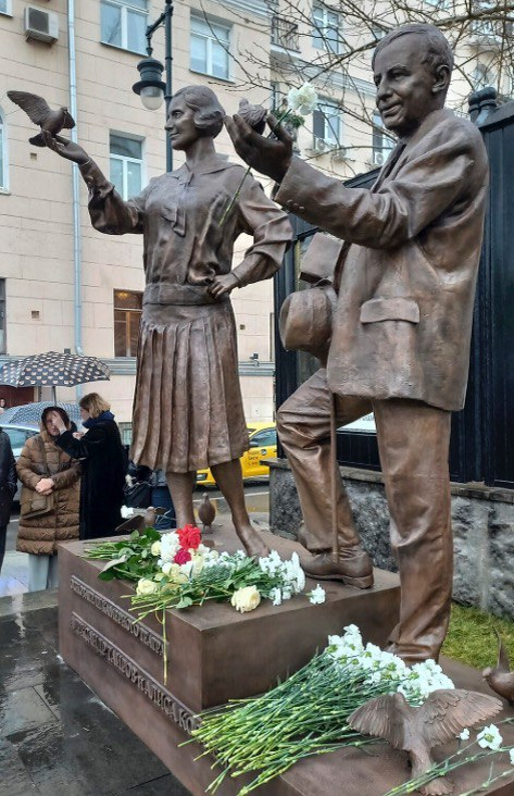 Памятник Александру Таирову и Алисе Коонен. Скульптор Филипп Трушин. Фотографии с сайта "МК".  Автор Геннадий Черкасов.