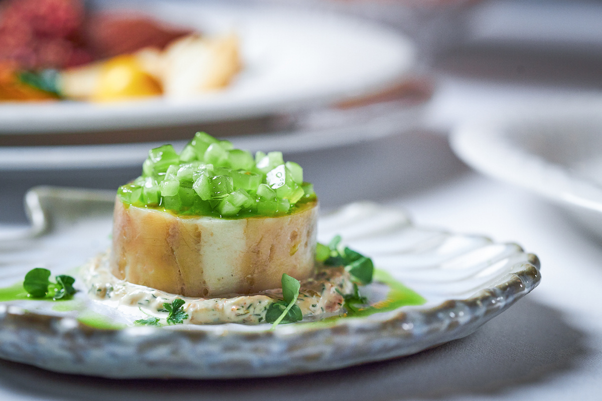 Стерлядь с печенью налима и малосольным огурцом