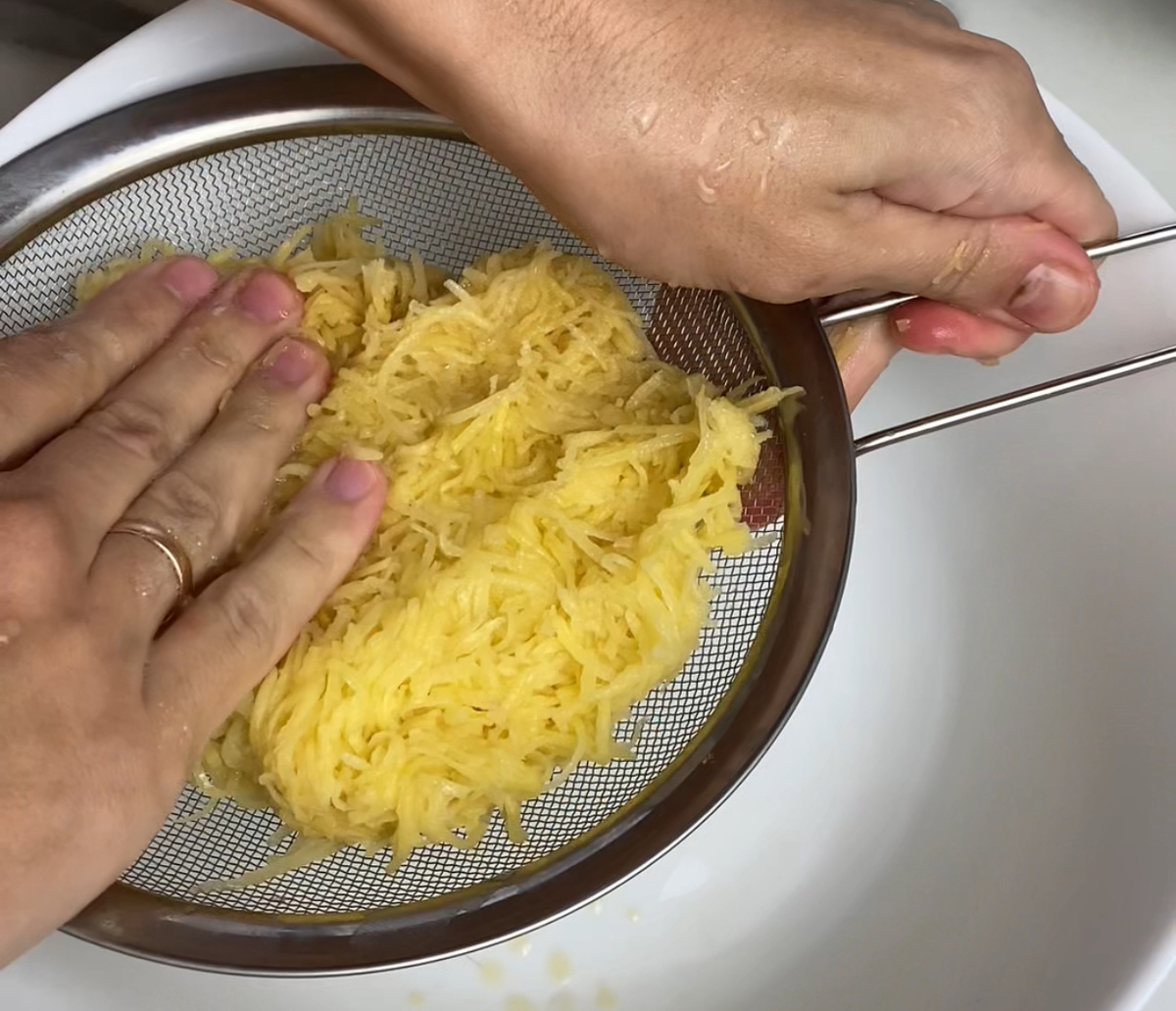 Выжать лишнюю жидкость.