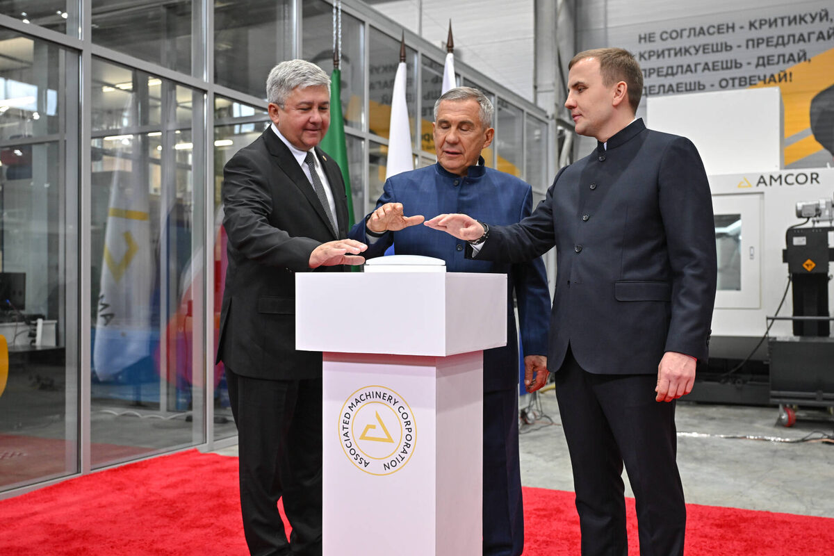 Раис Татарстана Рустам Минниханов открыл завод по производству и ремонту газотурбинного оборудования, который входит в группу компаний «Амкор»Фото: rais.tatarstan.ru
