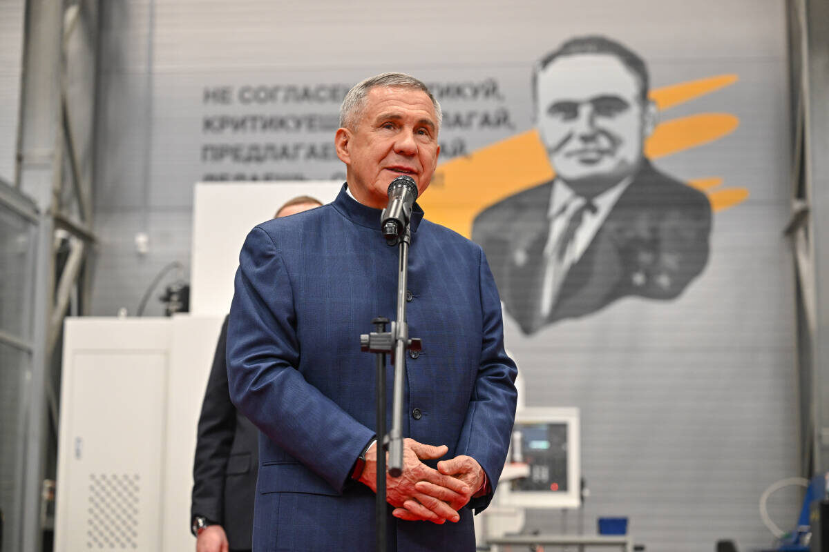 Рустам Минниханов: «Это не просто завод, а центр отработанных технологий для восстановления и будущего создания газовых машин. Здесь мы видим большую перспективу»Фото: rais.tatarstan.ru