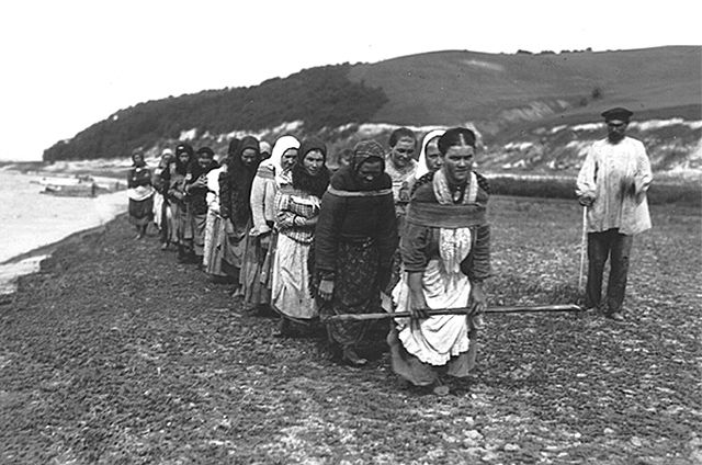 Женщины-бурлаки тянут плоты по реке Суре. Российская империя. 1910 год.