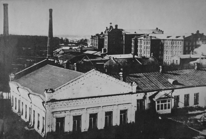 Вид фабрики. На первом плане белая школа