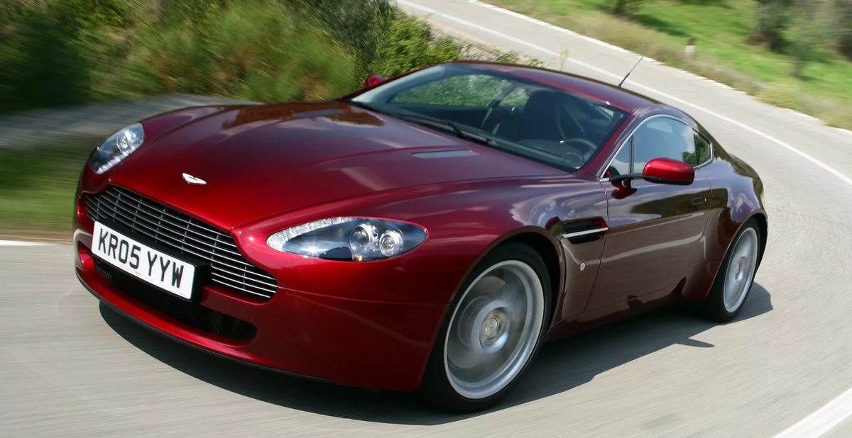 Aston Martin V8 Vantage. Двигатель V8 4,3 литра. Мощность 385 л.с. Габариты 4380х1865х1255 мм. Максимальная скорость 280км/ч, разгон до 100км/ч- 5,1 сек.