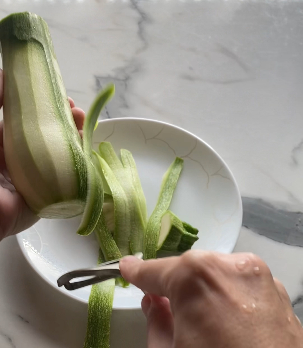 Кабачок очистить от кожуры.