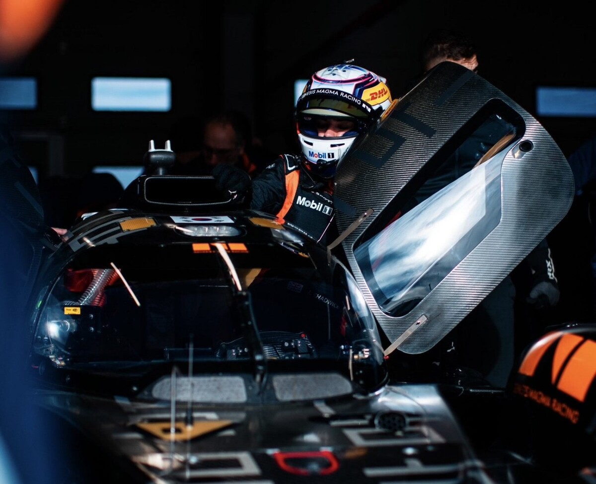    Джейми Чедвик на тестах «гиперкара» GenesisФото: Соцсети