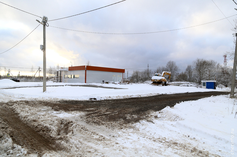    Торговый объект находится на пересечении улиц Широкой и Космонавта Беляева.