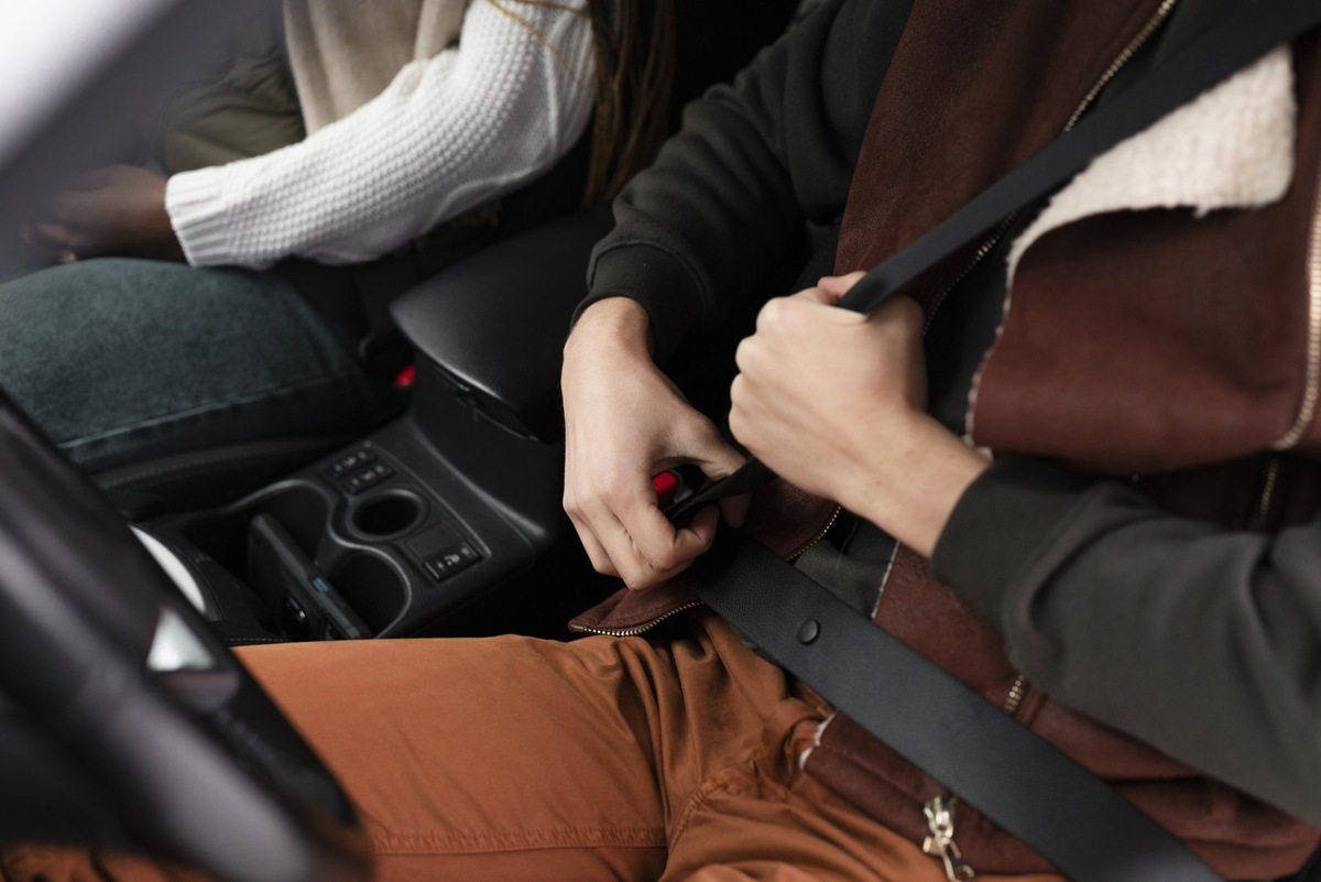    Ремни резко вжимают водителей в кресло при торможении