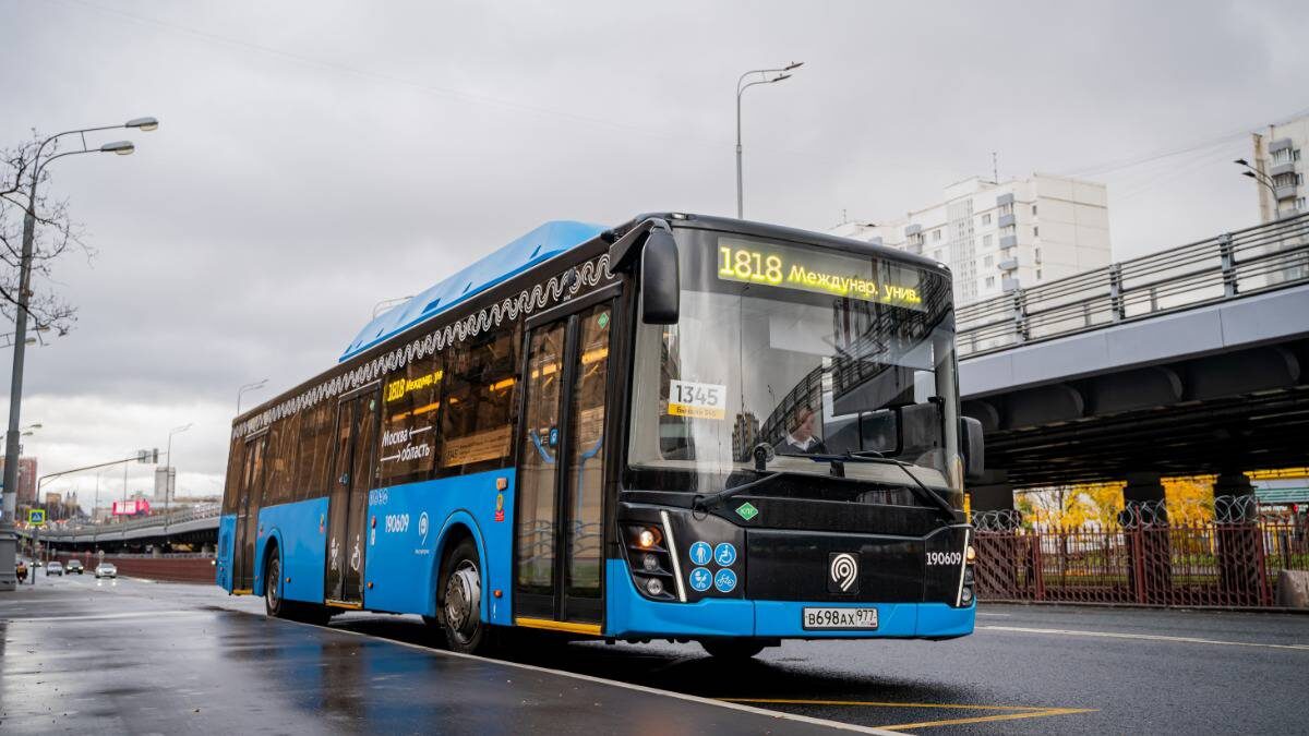    Доехать до Международного университета в поселке Заречье в Одинцовском городском округе с 15 ноября можно на автобусе № 1818 от станции метро «Филевский парк» / Фото: Пресс-служба ГУП «Мосгортранс»