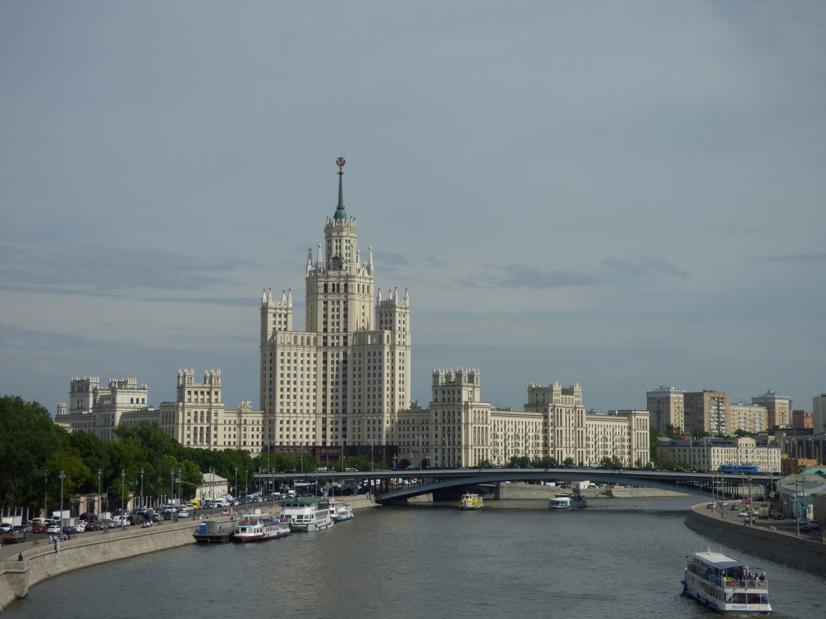 Высотка на Котельнической набережной. Вид из Зарядья. Фото из личного архтва.