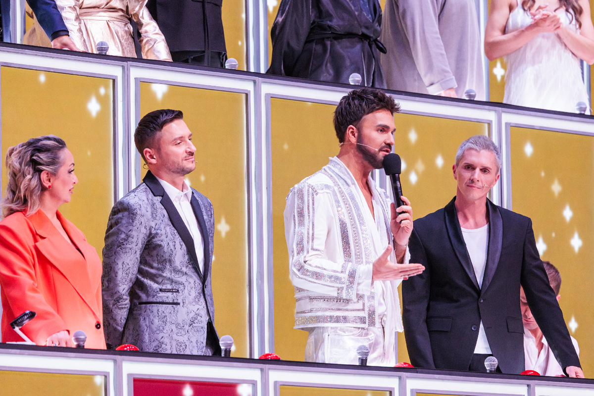 Александр Панайотов в жюри шоу «Ну-ка, все вместе!». Фото: телеканал «Россия»