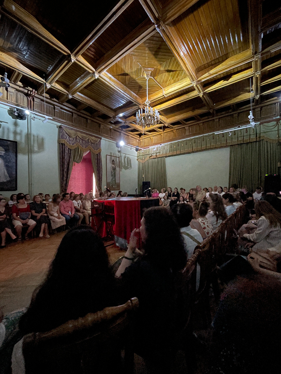 Сейчас в репертуаре есть театр на любой вкус: спектакль с участием 2х красивых юношей («Красный фонарь»), постановка с 6 красивыми женщинами («Выход в свет»), аудиоработа для интровертов («Портрет»), проект-детское безумие («Хармс. Елка») и так далее.