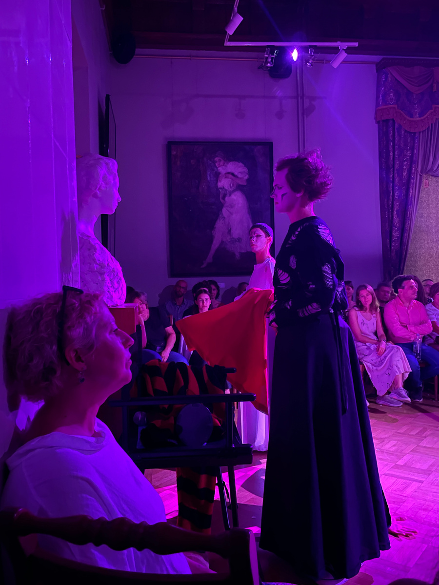 Спектакль включает в себя импровизацию. За каждую удачную шутку актеру полагается звонить в специальный звоночек. После хорошего панча парни переглядываются одобрительно и везунчик встает и идет к стене звонить.