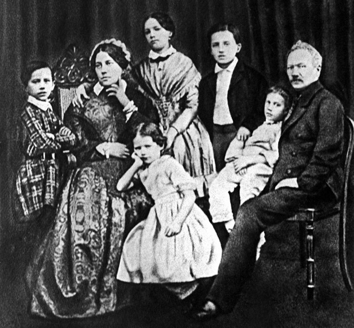 Слева направо: Петя, мама Александра Андреевна, Зинаида, Коля, Ипполит, папа Илья Петрович, на переднем плане Саша.