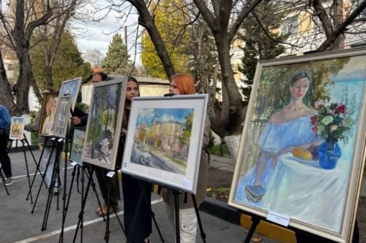    В Симферополе провели художественную выставку к 177-летию роддома №1