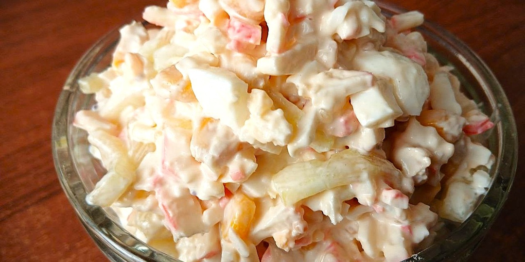 Салат с крабовыми палочками по новому, с сырной, пикантной заправкой.