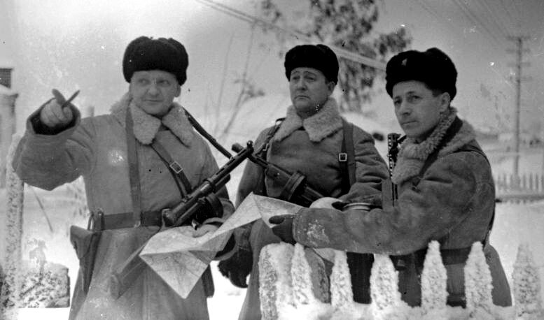 Командир 124 ОТБр полковник Алексей Родин, комиссар бригады Михаил Сочугов, начштаб 1 ТП  подполковник Сергей Мартемьянов. Ленинградская обл. февраль 1942 г. источник Waralbum.ru