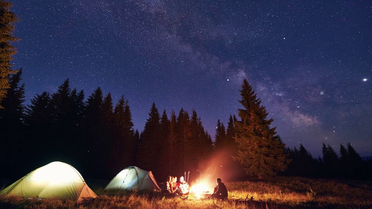 Лагерь начинает жить с первым огнём и снятым рюкзаком.