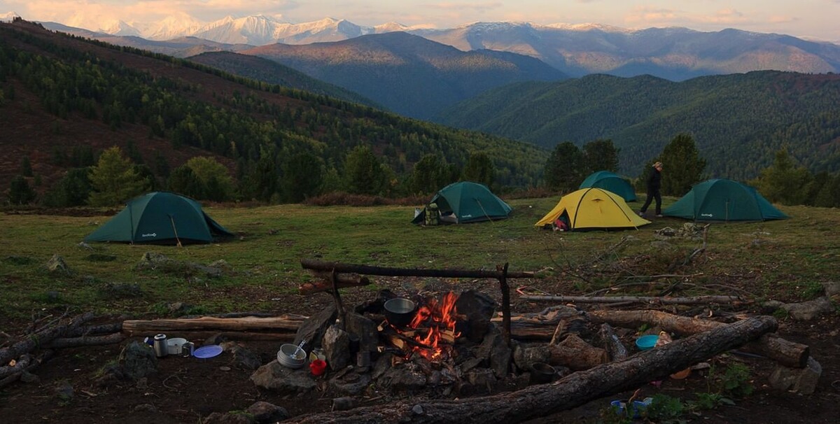 Ровная, сухая и спокойная площадка — основа хорошего лагеря.