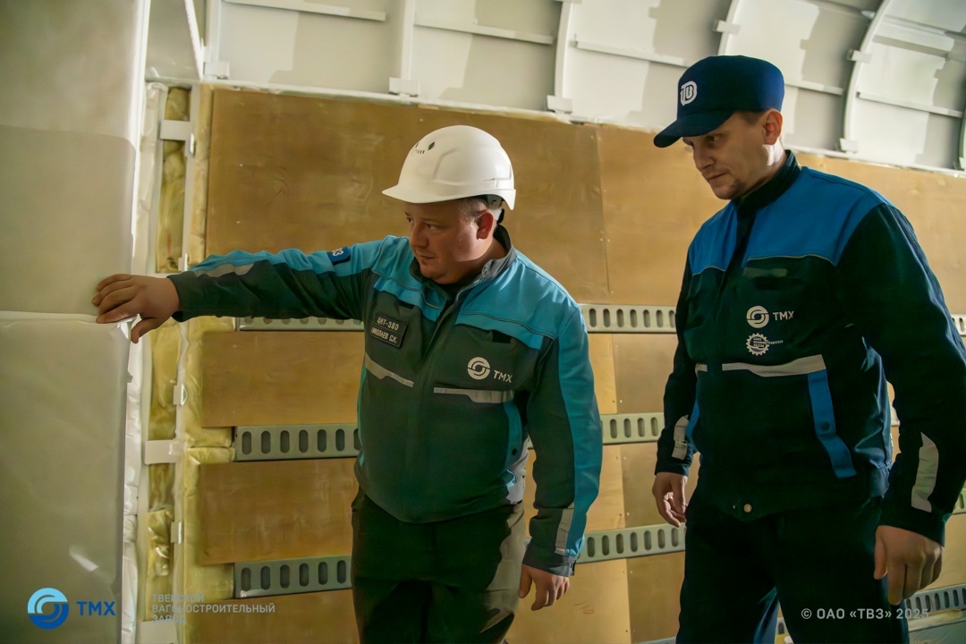 Сергей Николаев и слесарь механосборочных работ Евгений Ксенофонтов: сборка вагона на участке ведется от первых операций до сдачи