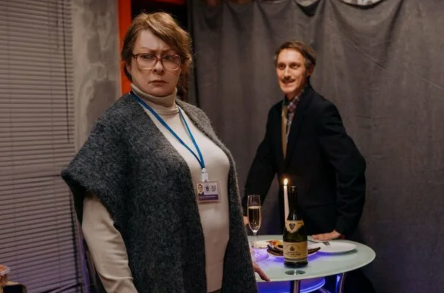 Кадр из фильма. На заднем плане завхоз