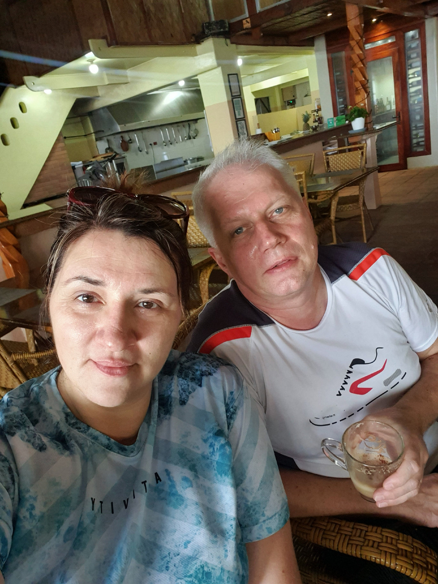 Большая открытая обеденная зона при отеле. В дождь натягивался тент.