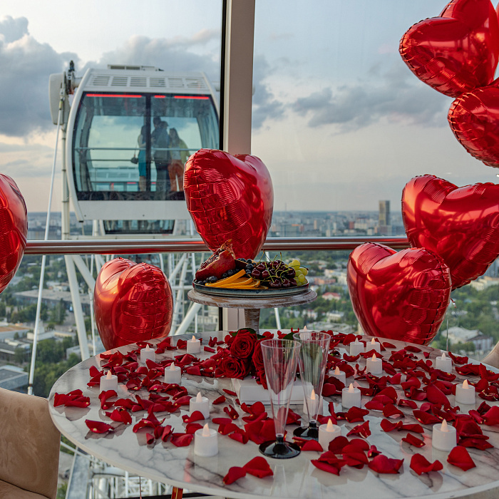 Романтическое свидание на колесе обозрения «Солнце Москвы» (фото с сайта колеса обозрения «Солнце Москвы»)