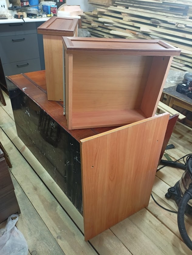 тут стол уже лежит на боку