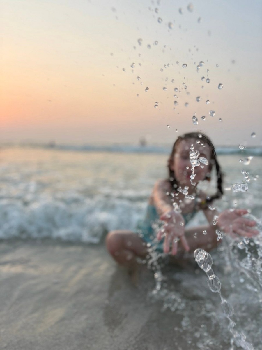 Встречали закаты на пляже — около 18:00. С заходом солнца свистком спасатели всех просят выйти из воды