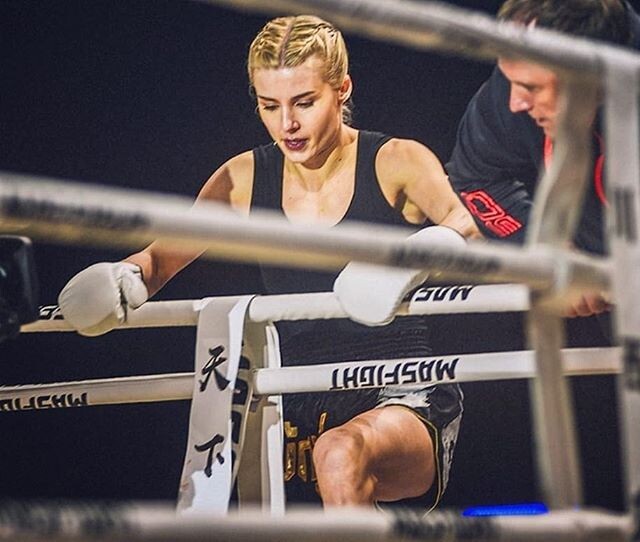 Екатерина выходит на ринг