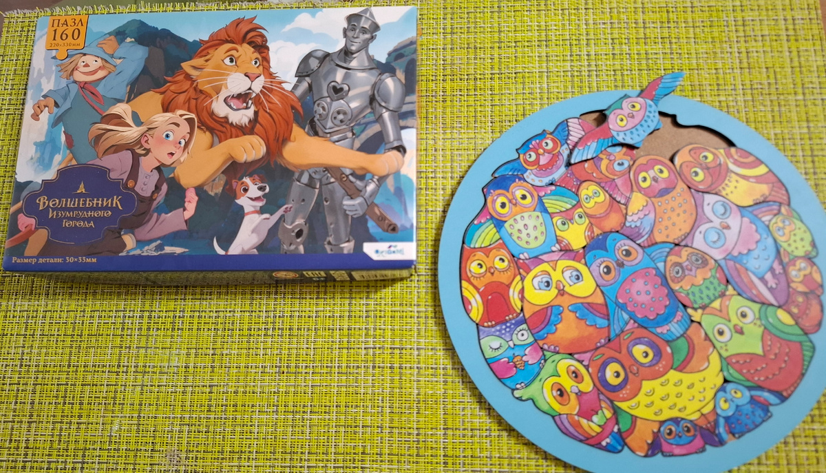 Деревянных сов собирает уже с "закрытыми глазами".