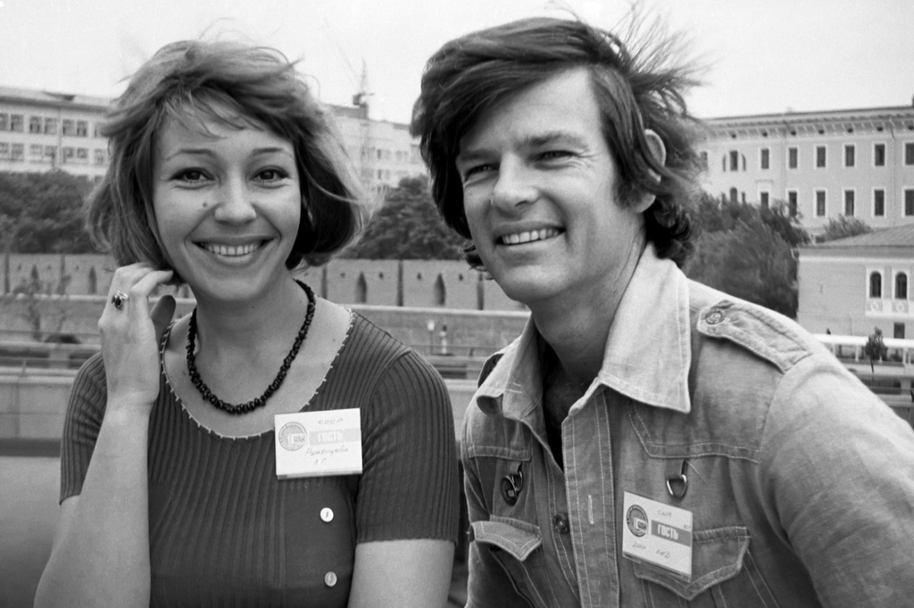 Американский певец, киноактер, кинорежиссер и общественный деятель Дин Рид с советской актрисой Любовью Григорьевной Румянцевой во время IX Московского международного кинофестиваля. Лев Медведев, июль 1975 года, г. Москва, архив Льва Медведева.
