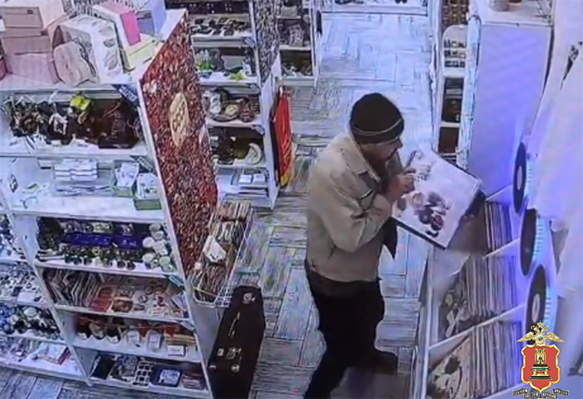 В центре Твери из магазина вор вынес виниловые пластинки на 100 тысяч рублей