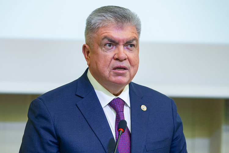    Наиль Магдеев: «Приходящие к нам на работу понимают, куда пришли и какие ограничения накладываются, и, безусловно, надо работать, а не заниматься воспитанием».   
Фото: «БИЗНЕС Online»