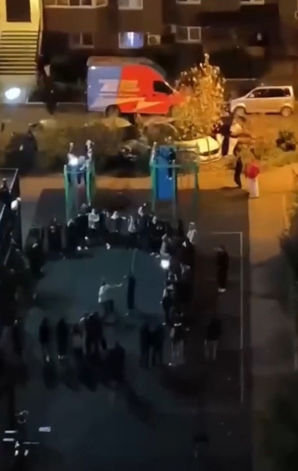    Участники банды регулярно устраивают драки, которые снимают на видео, а записи выкладывают в Сеть. Происходит это давно. Причем инициаторы побоищ ведут себя крайне агрессивно, запугивая не только детей, но и взрослых. / Фото: Соцсети