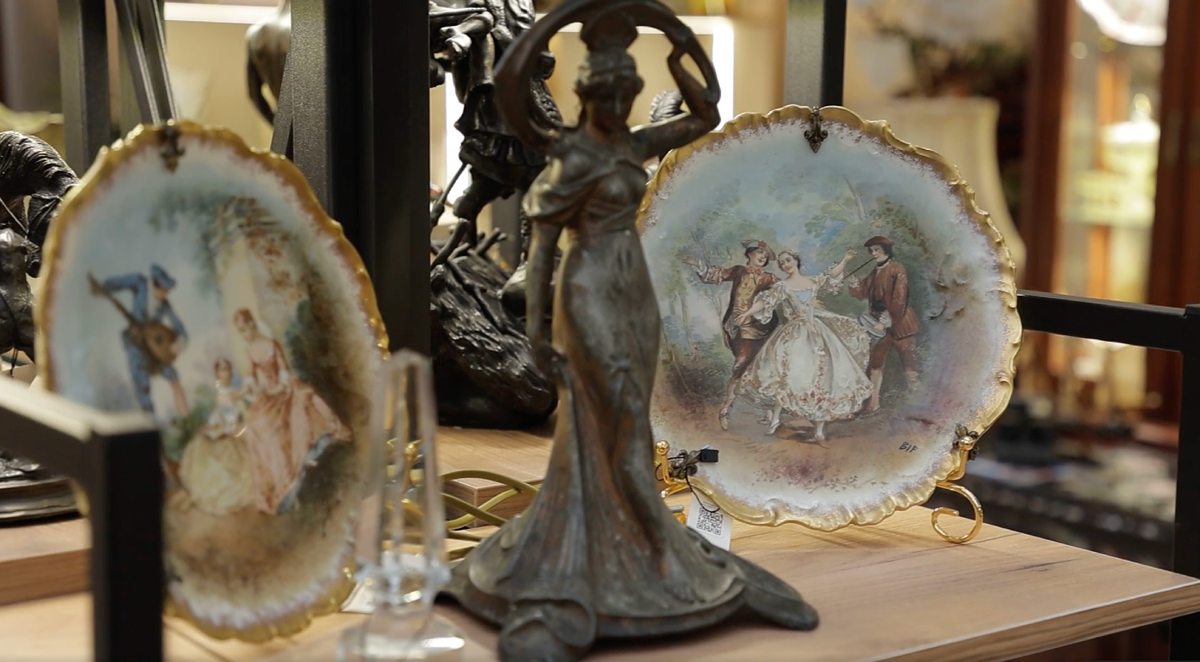 Примеры позиций, представленных в антикварной галерее «Однажды»