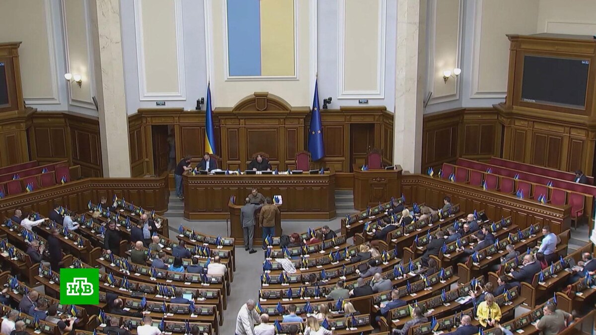    На Украине потребовали отставки Ермака и правительства    из-за    скандала с откатами