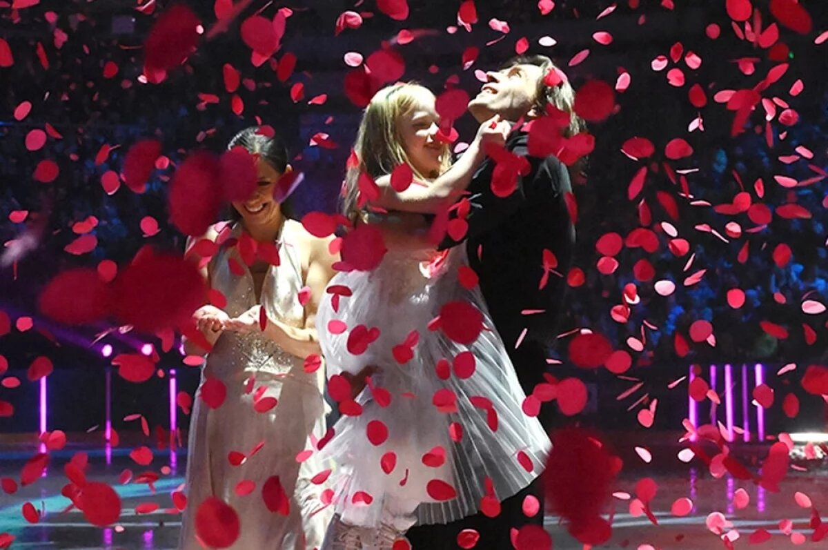    Фигурист Петр Чернышев с дочерью Милой (в центре) и фигуристка Наоми Ланг на фестивале «Влюблённые в фигурное катание» в Москве