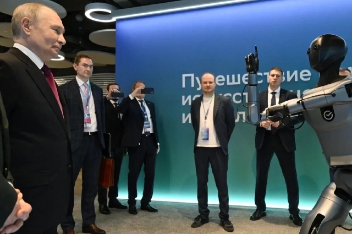   Первый робот Сбера исполнил танец перед Путиным
