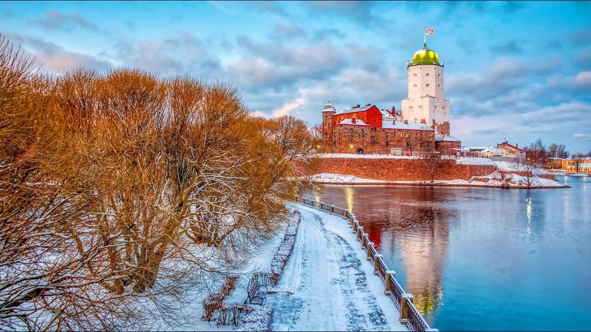 Выборгский замок зимой вид с набережной.