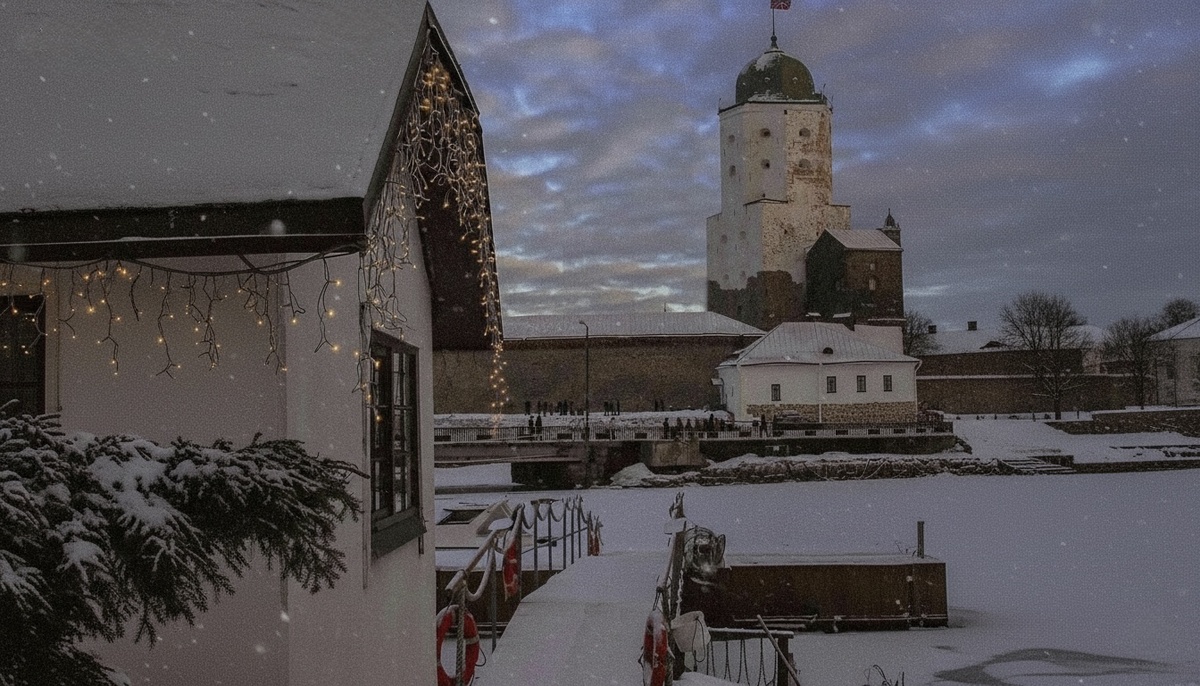 Выборгский замок зимой вид с набережной, лед на воде.