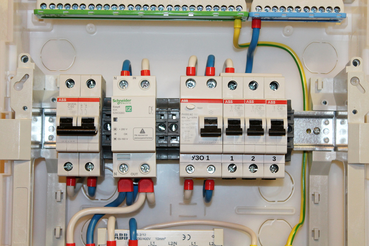 [Фотография автомата в щитке]