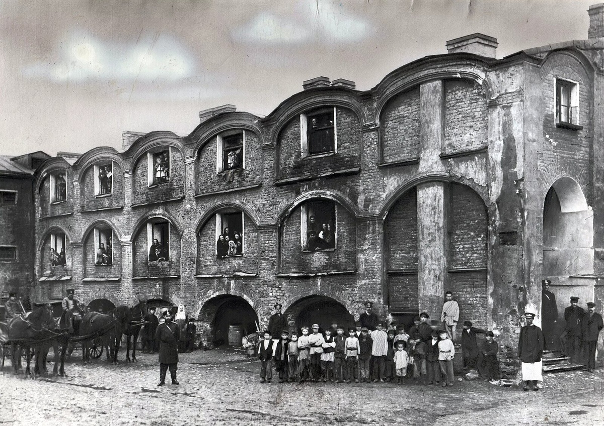 Один из внутренних корпусов Вяземской лавры, 1905-1910. Фото с сайта www.citywalls.ru
